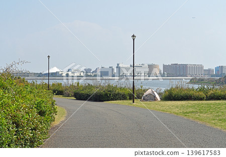 海邊長廊和簡易帳篷;輕鬆的度假景象,遠處還能看到對岸的小鎮。 海邊長廊和簡易帳篷;輕鬆的度假景象,遠處還能看到對岸的小鎮。 139617583