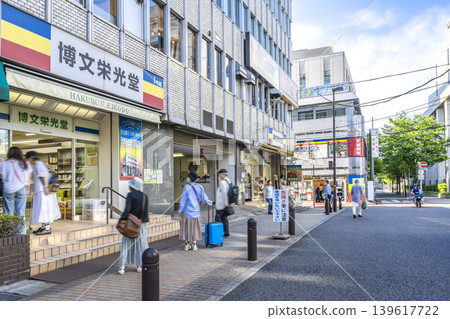 東京新宿區的城市景觀:信濃町車站與白文榮光堂 東京新宿區的城市景觀:信濃町車站與白文榮光堂 139617722