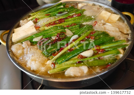 內臟火鍋(motsunabe)已經煮好,可以吃了。 內臟火鍋(motsunabe)已經煮好,可以吃了。 139617732