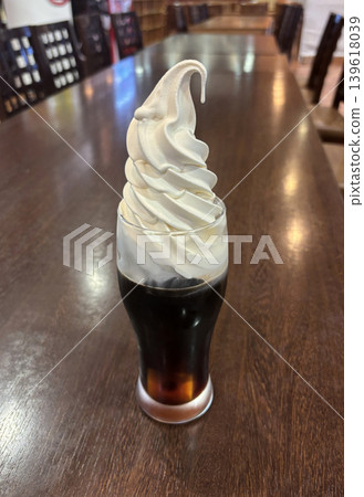 咖啡漂浮冰淇淋，加上超軟冰淇淋 139618039