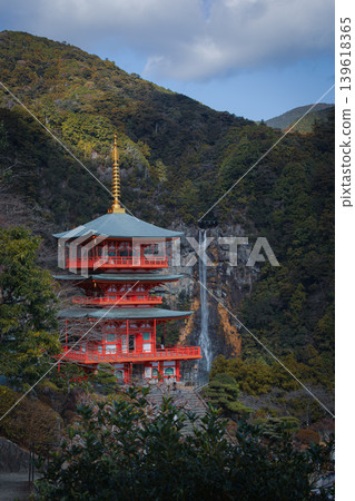 可以欣賞到那智瀑布和青巖寺三重塔的壯麗景色，以及熊野古道世界遺產。 139618365