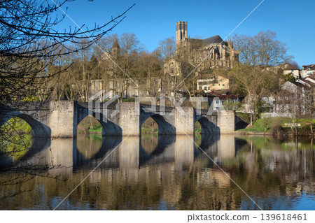 Pont Saint Etienne bridge in Limoges, France Pont Saint Etienne bridge in Limoges, France 139618461