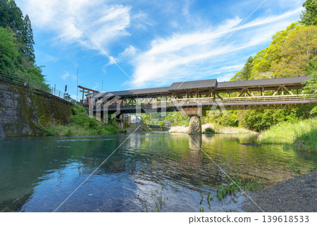 三島神社新光橋橫跨湯原川，景色優美。 139618533