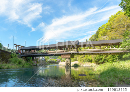 三島神社新光橋橫跨湯原川,景色優美。 三島神社新光橋橫跨湯原川,景色優美。 139618535