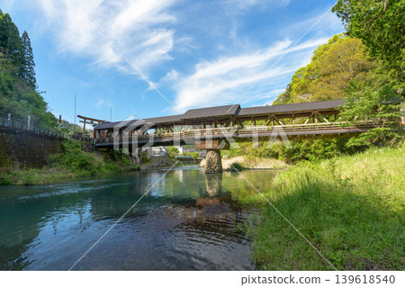三島神社新光橋橫跨湯原川,景色優美。 三島神社新光橋橫跨湯原川,景色優美。 139618540