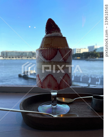 草莓布丁芭菲配焦糖醬 草莓布丁芭菲配焦糖醬 139618568
