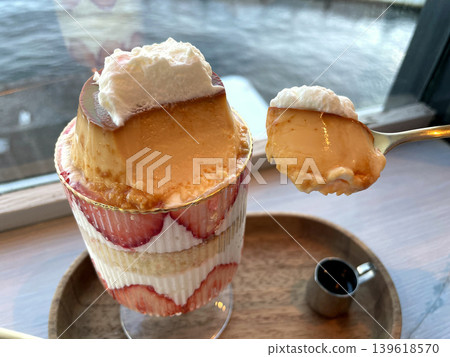 Strawberry pudding parfait with caramel sauce Strawberry pudding parfait with caramel sauce 139618570
