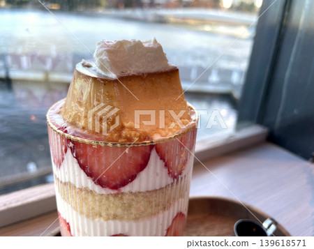 Strawberry pudding parfait with caramel sauce Strawberry pudding parfait with caramel sauce 139618571