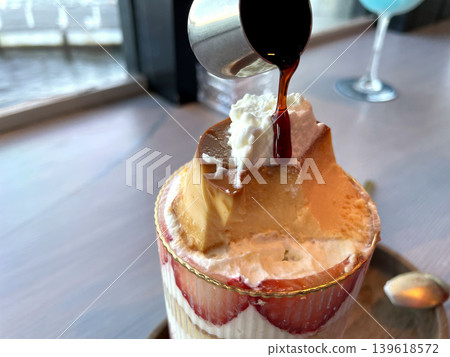 Strawberry pudding parfait: The moment the caramel sauce is poured in. Strawberry pudding parfait: The moment the caramel sauce is poured in. 139618572