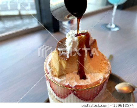 Strawberry pudding parfait: The moment the caramel sauce is poured in. Strawberry pudding parfait: The moment the caramel sauce is poured in. 139618574