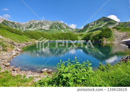 The breathtaking summer scenery of the Tateyama Alpine Mountains 139618629