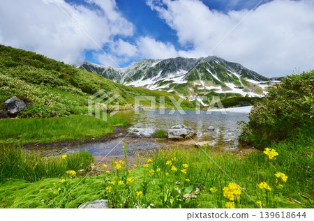 The breathtaking summer scenery of the Tateyama Alpine Mountains 139618644