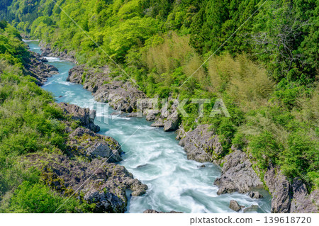 The spectacular scenery of Yaotodoro Gorge and the Shimanto River system in Yusuhara Town, Kochi Prefecture The spectacular scenery of Yaotodoro Gorge and the Shimanto River system in Yusuhara Town, Kochi Prefecture 139618720