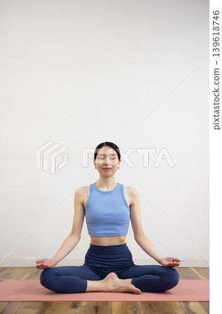 一位中年日本女性在墊子上擺出冥想姿勢。 139618746