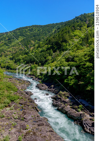 八重轟隆:由四萬十川水系湍急的河水和形狀奇特的岩石交織而成的峽谷景觀。 八重轟隆:由四萬十川水系湍急的河水和形狀奇特的岩石交織而成的峽谷景觀。 139618984