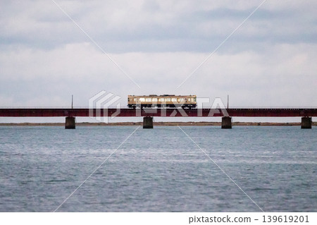 [Miyamai Line] Early morning local train crossing the Yuragawa Bridge 139619201
