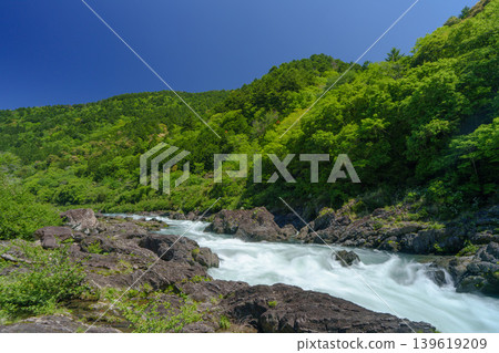 四萬十川水系中的湯原川：八重多呂急流與峽谷景色。 139619209
