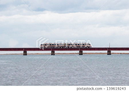 【宮舞線】清晨空蕩蕩的列車駛過湯川橋 139619243