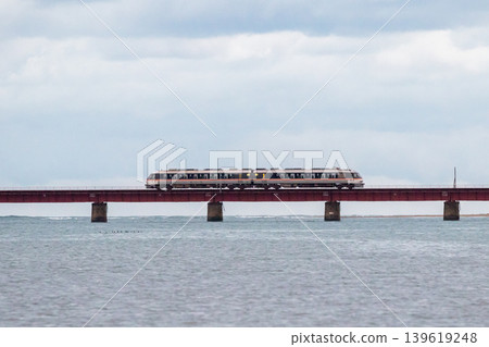 【宮舞線】清晨空蕩蕩的列車駛過湯川橋 139619248