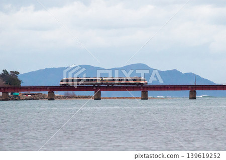 [Miyamai Line] Early morning empty train crossing the Yuragawa Bridge 139619252