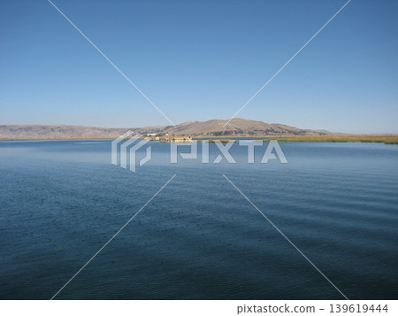 的的喀喀湖景色,遠處群山綿延。 的的喀喀湖景色,遠處群山綿延。 139619444