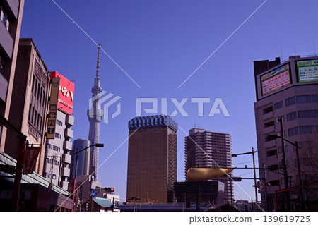 從淺草眺望東京晴空塔。 139619725
