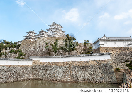 The interconnected castle towers and sturdy stone walls of Himeji Castle, a national treasure (Himeji City, Hyogo Prefecture) The interconnected castle towers and sturdy stone walls of Himeji Castle, a national treasure (Himeji City, Hyogo Prefecture) 139622158