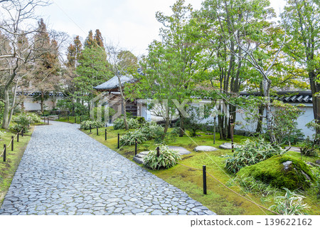古古園(兵庫縣姬路市)是姬路城西宅邸的舊址,園內鋪著迷人的石板路,四周環繞著白色的圍牆。 古古園(兵庫縣姬路市)是姬路城西宅邸的舊址,園內鋪著迷人的石板路,四周環繞著白色的圍牆。 139622162