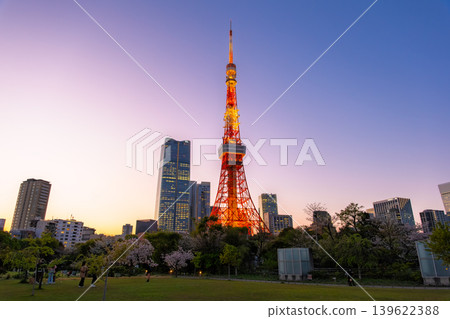 從東京港區芝公園眺望東京鐵塔和麻布台丘陵,欣賞日落時分的迷人天空和壯麗景色。 從東京港區芝公園眺望東京鐵塔和麻布台丘陵,欣賞日落時分的迷人天空和壯麗景色。 139622388