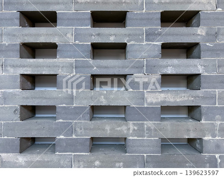 咖啡館內部採用了磚紋鏤空牆和幾何圖案裝飾牆。 139623597