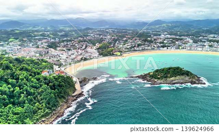 Stunning Aerial View of a Beautiful Coastal City Featuring Lush Green Hills and Sandy Beaches 139624966
