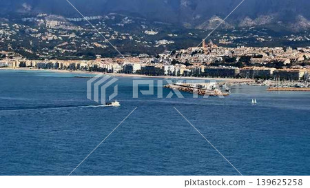 Breathtaking Coastal View Featuring Sailboats Sailing Amidst the Vibrant City Skyline Breathtaking Coastal View Featuring Sailboats Sailing Amidst the Vibrant City Skyline 139625258