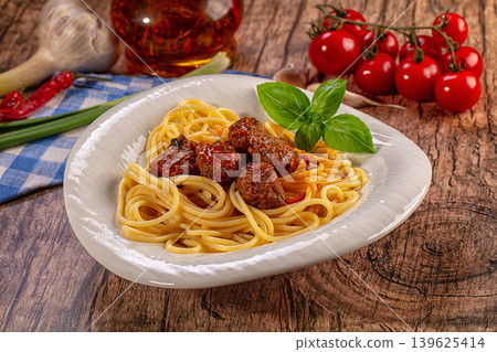 Classic Spaghetti Meatballs Plate Fresh Basil Tomatoes Garlic Classic Spaghetti Meatballs Plate Fresh Basil Tomatoes Garlic 139625414