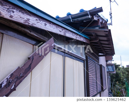 Unoccupied house Unoccupied house 139625462
