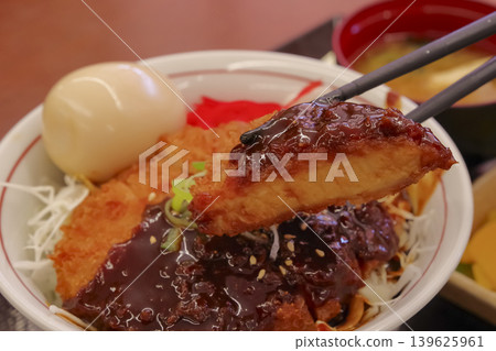 味噌豬排蓋飯（豬排飯佐濃鬱味噌醬） 139625961