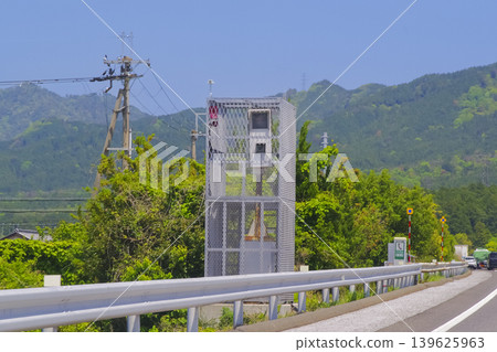 高速公路路肩上安裝的測速執法設備 高速公路路肩上安裝的測速執法設備 139625963
