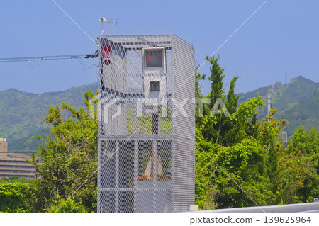 高速公路路肩上安裝的測速執法設備 高速公路路肩上安裝的測速執法設備 139625964