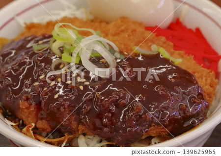 味噌豬排蓋飯(豬排飯佐濃鬱味噌醬) 味噌豬排蓋飯(豬排飯佐濃鬱味噌醬) 139625965