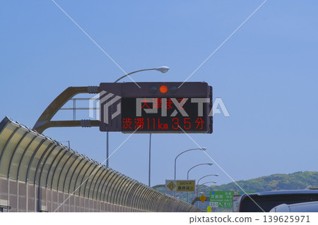 顯示高速公路擁擠資訊的道路標誌 顯示高速公路擁擠資訊的道路標誌 139625971