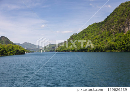 從群馬縣長野原町丸井湖站眺望八馬吾妻湖 從群馬縣長野原町丸井湖站眺望八馬吾妻湖 139626289