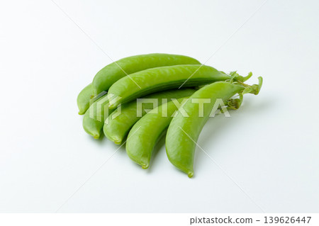 Snap peas arranged in a three-dimensional style against a white background. 139626447