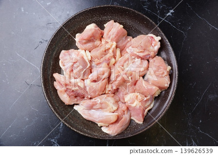 切丁的家養幼雞腿肉 切丁的家養幼雞腿肉 139626539