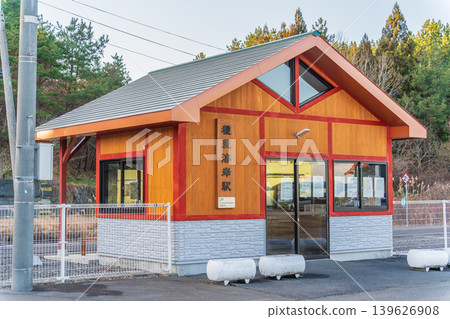 A view of the Tanesashi Coast Station building on the JR Hachinohe Line in Aomori Prefecture, Hachinohe City. 139626908