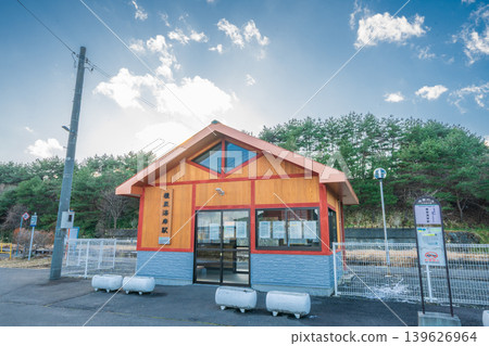 A view of the Tanesashi Coast Station building on the JR Hachinohe Line in Aomori Prefecture, Hachinohe City. 139626964