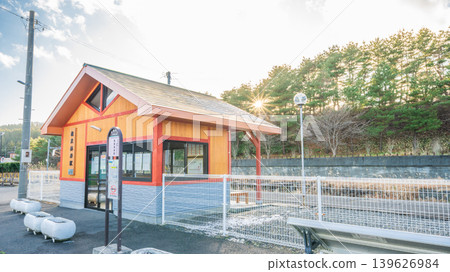 A view of the Tanesashi Coast Station building on the JR Hachinohe Line in Aomori Prefecture, Hachinohe City. 139626984