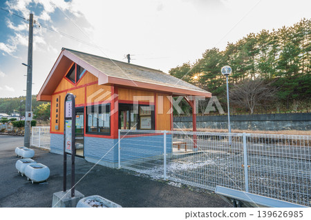 A view of the Tanesashi Coast Station building on the JR Hachinohe Line in Aomori Prefecture, Hachinohe City. 139626985