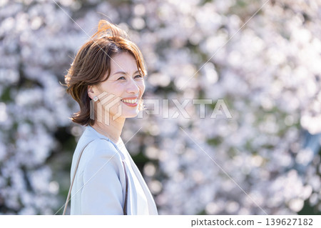 背景是櫻花,一位中年婦女 背景是櫻花,一位中年婦女 139627182