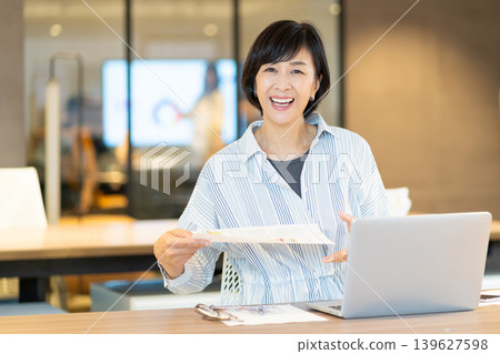 中年女性，休閒商務裝 139627598