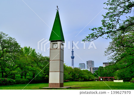 東京佐江公園鐘樓和東京晴空塔 東京佐江公園鐘樓和東京晴空塔 139627970