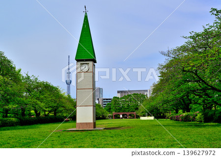 東京佐江公園鐘樓和東京晴空塔 東京佐江公園鐘樓和東京晴空塔 139627972